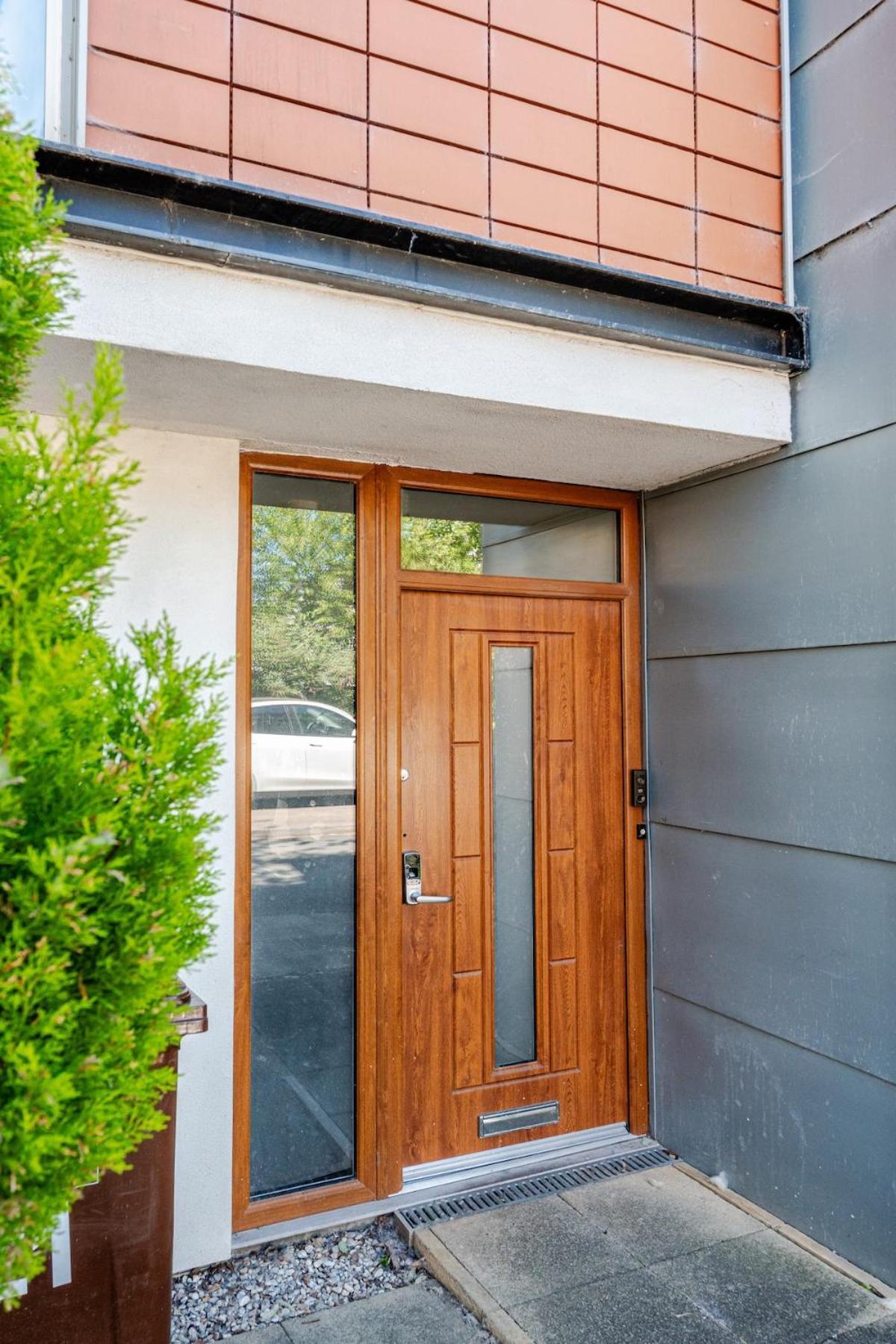 Comfortable 3-Storey House With Free Car Parking Манчестер Экстерьер фото