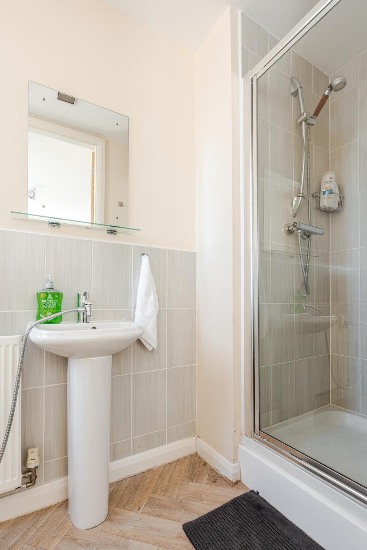 Comfortable 3-Storey House With Free Car Parking Манчестер Экстерьер фото