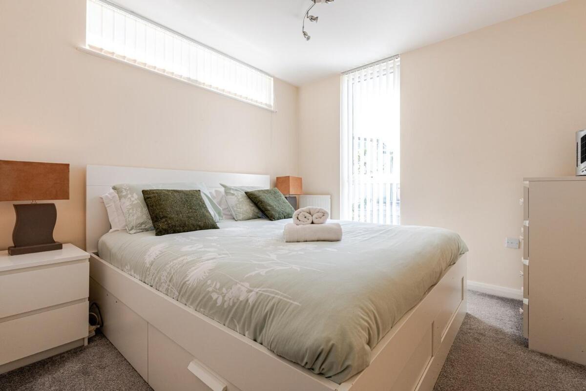 Comfortable 3-Storey House With Free Car Parking Манчестер Экстерьер фото